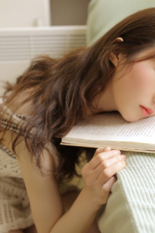 老婆当我的面和别的男人聊天